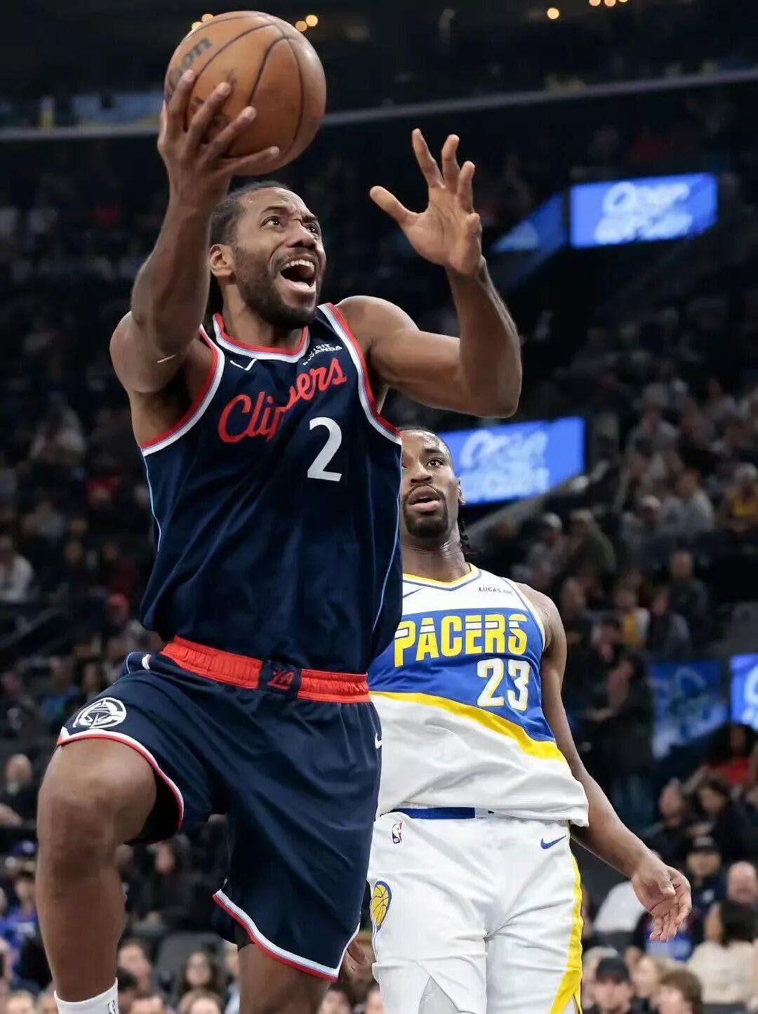 开云官方网站-疼到锤地！小卡新大腿伤了！3节29+8，快船直冲第8！