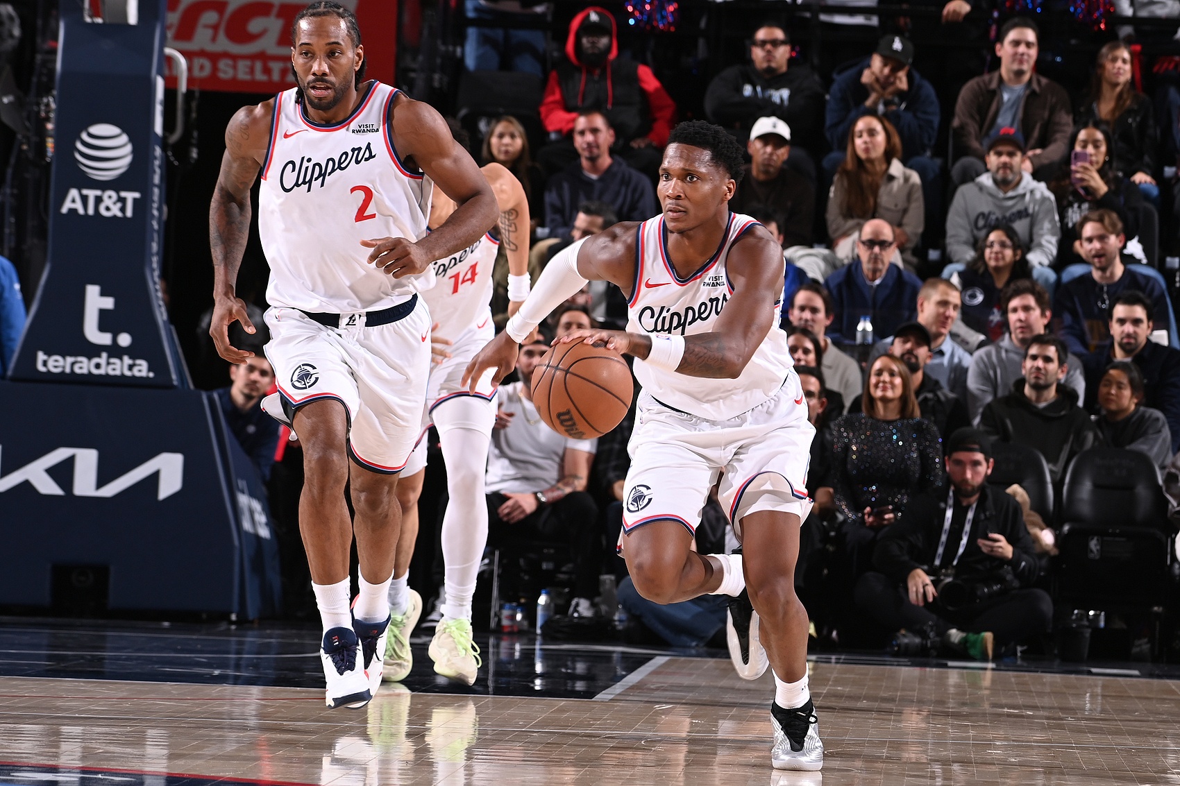 用83天创造奇迹！快船交易后并未放弃 两大新援成战神卡左膀右臂