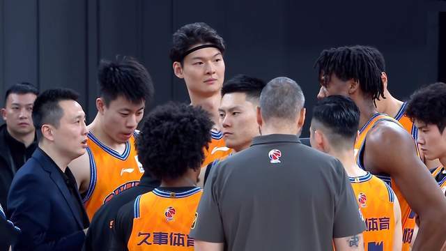 开云电竞-上海男篮3连胜升至第2，北京残阵差距大，白边16+14 洛夫顿被弃用