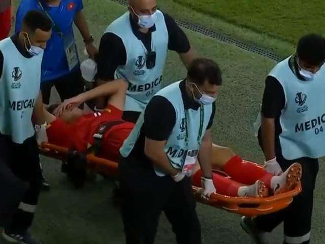 Kaiyun Esports-早日康复!越南队后卫韧带撕裂将伤停9个月:他父亲整夜难眠!